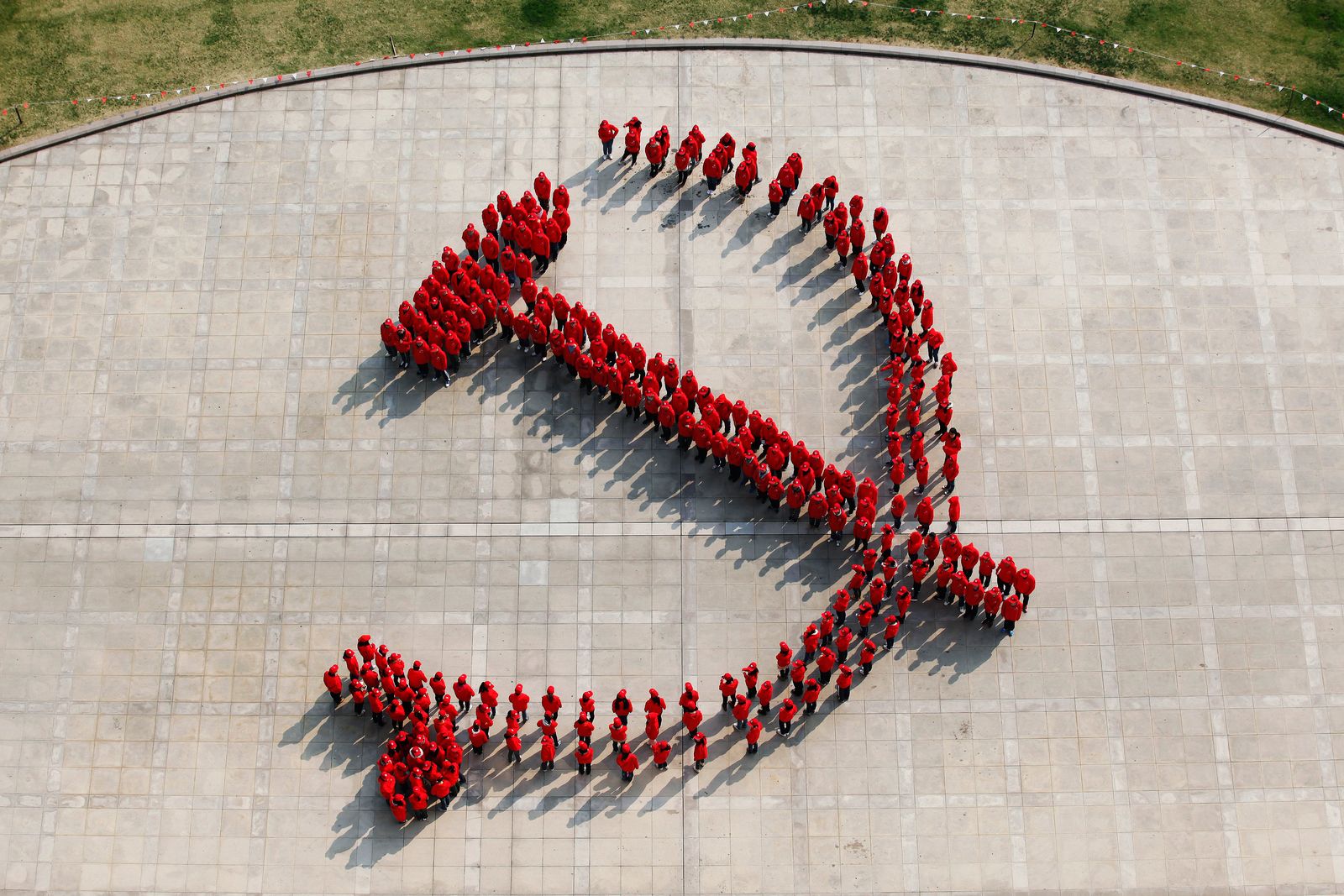 طلاب من جامعة فودان، أعضاء في الحزب الشيوعي الصيني، بشكّلون شعار الحزب في شنغهاي - 6 نوفمبر 2012 - REUTERS