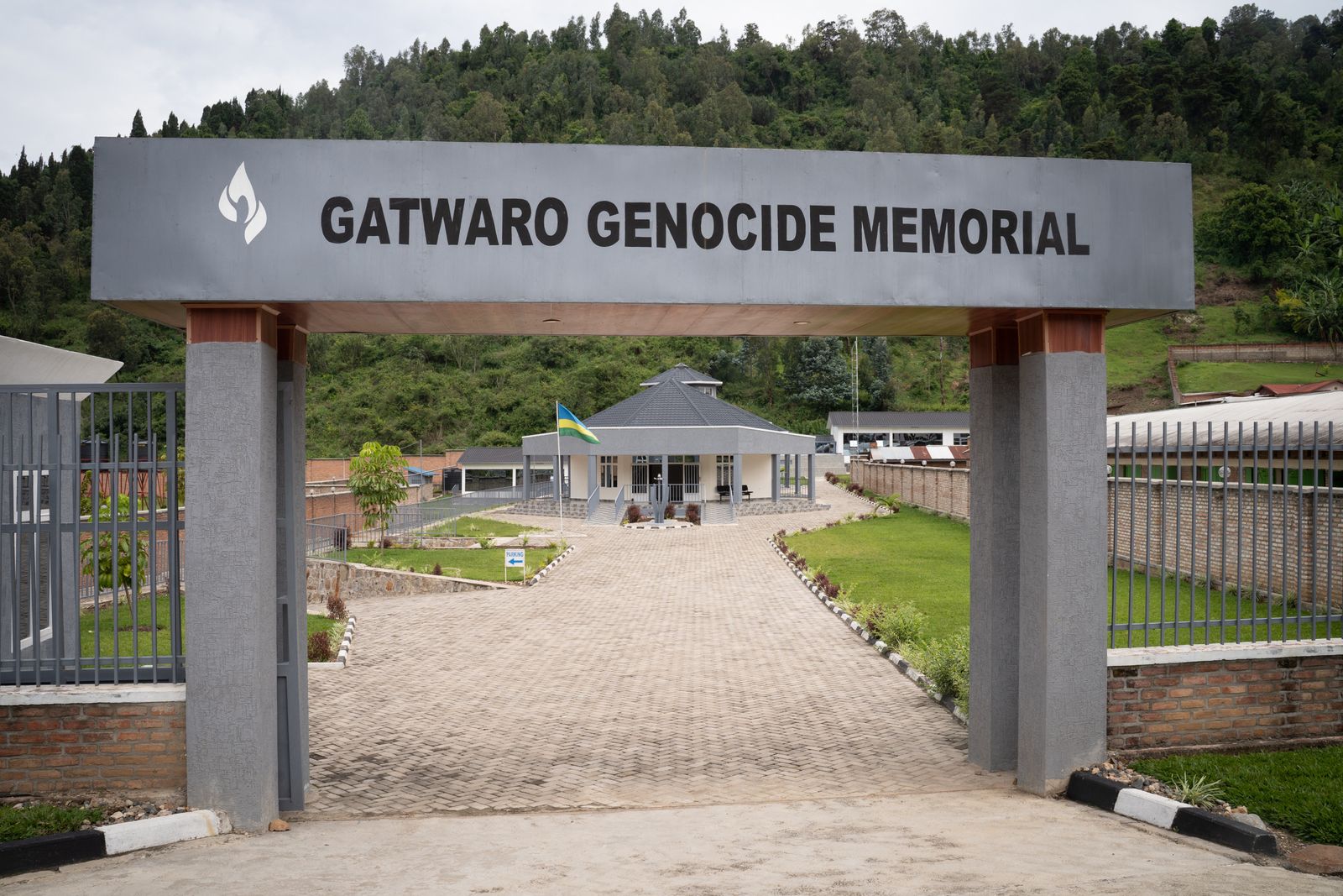 منظر عام لنصب جاتوارو التذكاري للإبادة الجماعية غربي رواندا، حيث جماجم وعظام وممتلكات ضحايا الإبادة عام 1994