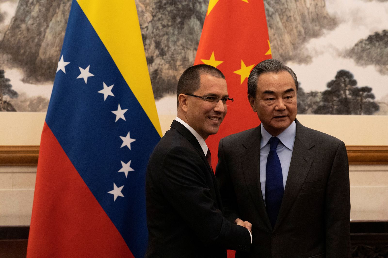 وزيرا الخارجية الصيني وانغ يي والفنزويلي خورخي أرّيازا في بكين - 16 يناير 2020 - REUTERS