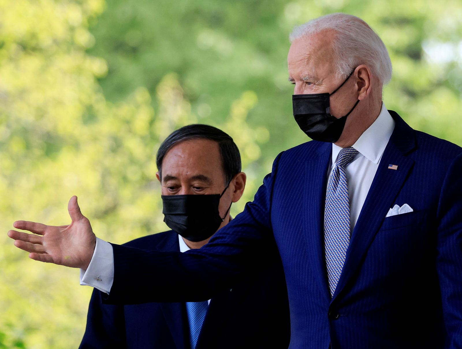 الرئيس الأميركي جو بايدن ورئيس الوزراء الياباني يوشيهيدي سوغا خلال لقائهما في البيت الأبيض - 16 أبريل 2021 - REUTERS
