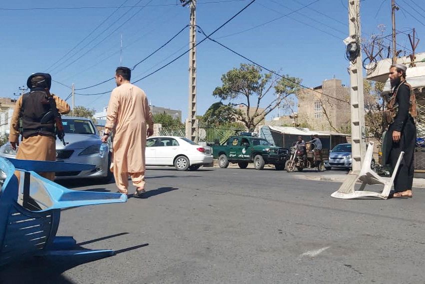 عناصر من حركة طالبان يغلقون الطريق بعد الانفجار الذي ضرب مسجد في مدينة هرات غربي أفغانستان. 2 سبتمبر 2022 - AFP