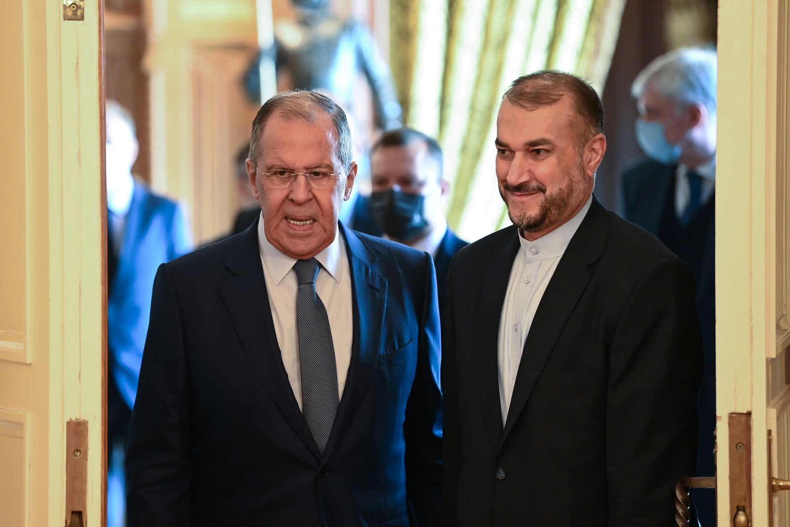 وزيرا الخارجية، الإيراني حسين أمير عبد اللهيان (يمين) والروسي سيرجي لافروف خلال لقائهما في موسكو - 6 أكتوبر 2021 - REUTERS