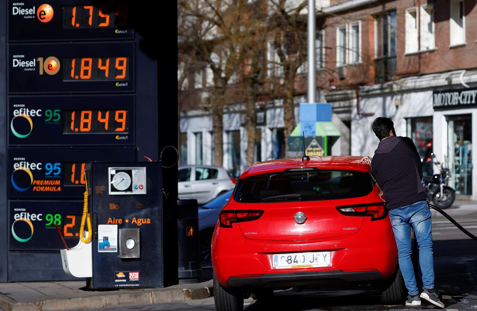 لوحة تظهر ارتفاع أسعار وقود السيارات في العاصمة الإسبانية مدريد بسبب التضخم. 8 مارس 2022. - REUTERS