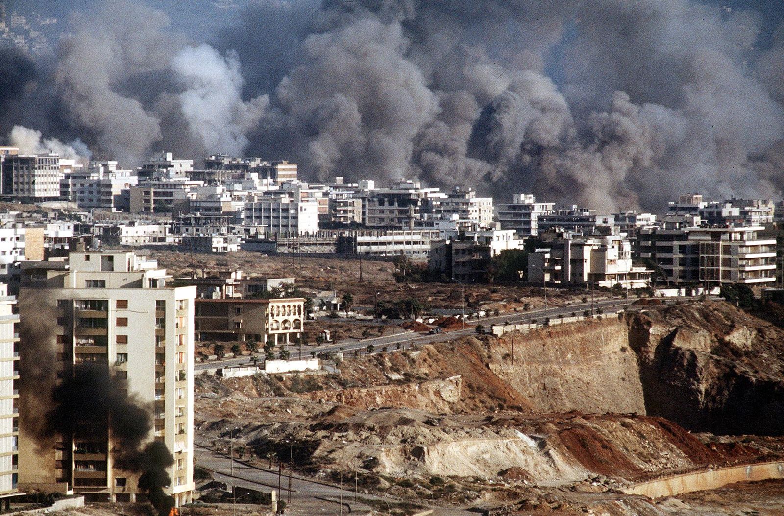 قصف إسرائيلي غرب العاصمة اللبنانية بيروت عام 1982 - AFP