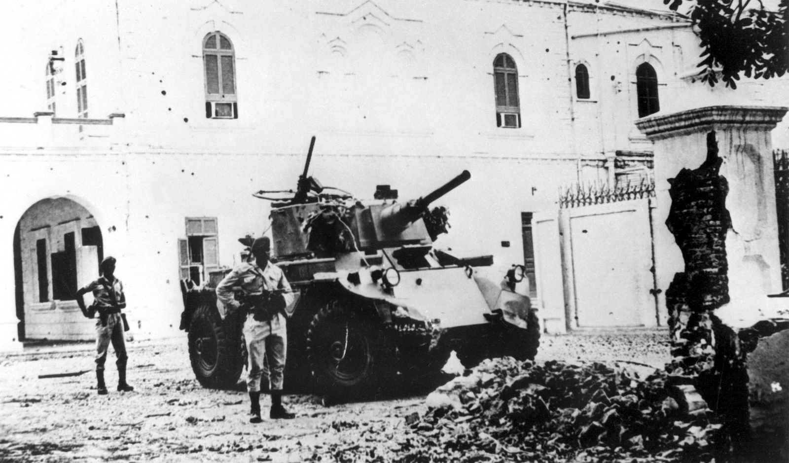 دبابة شاركت في الانقلاب الفاشل بقيادة الحزب الشيوعي في السودان ضد حكم جعفر نميري، يوليو 1971 - AFP
