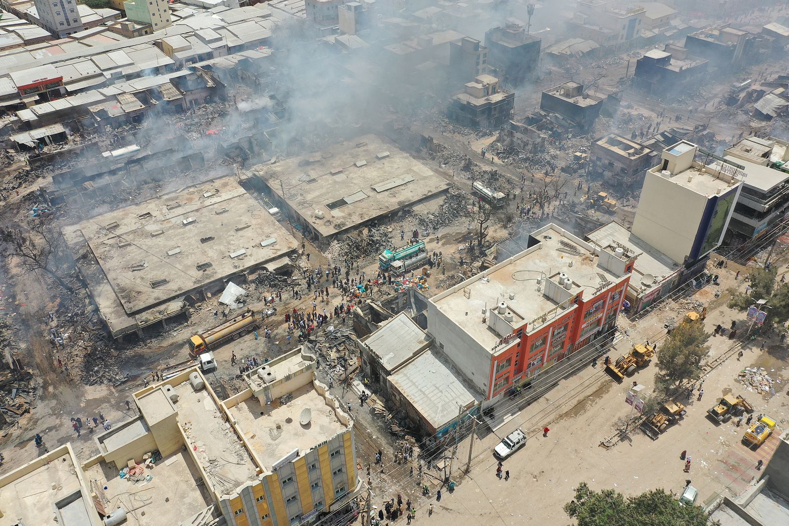 حريق هائل اندلع في السوق الرئيسي في مدينة هرجيسا في شمال الصومال خلال الليل، مما أدى إلى إصابة حوالي عشرين شخصًا أشخاص ودمروا مئات المحال. - AFP