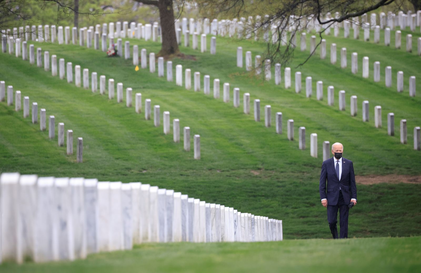 الرئيس الأميركي جو بايدن يزور مقبرة أرلينغتون الوطنية حيث يرقد قتلى الجيش الأميركي الذين سقطوا في أفغانستان. 14 أبريل 2021.  - REUTERS