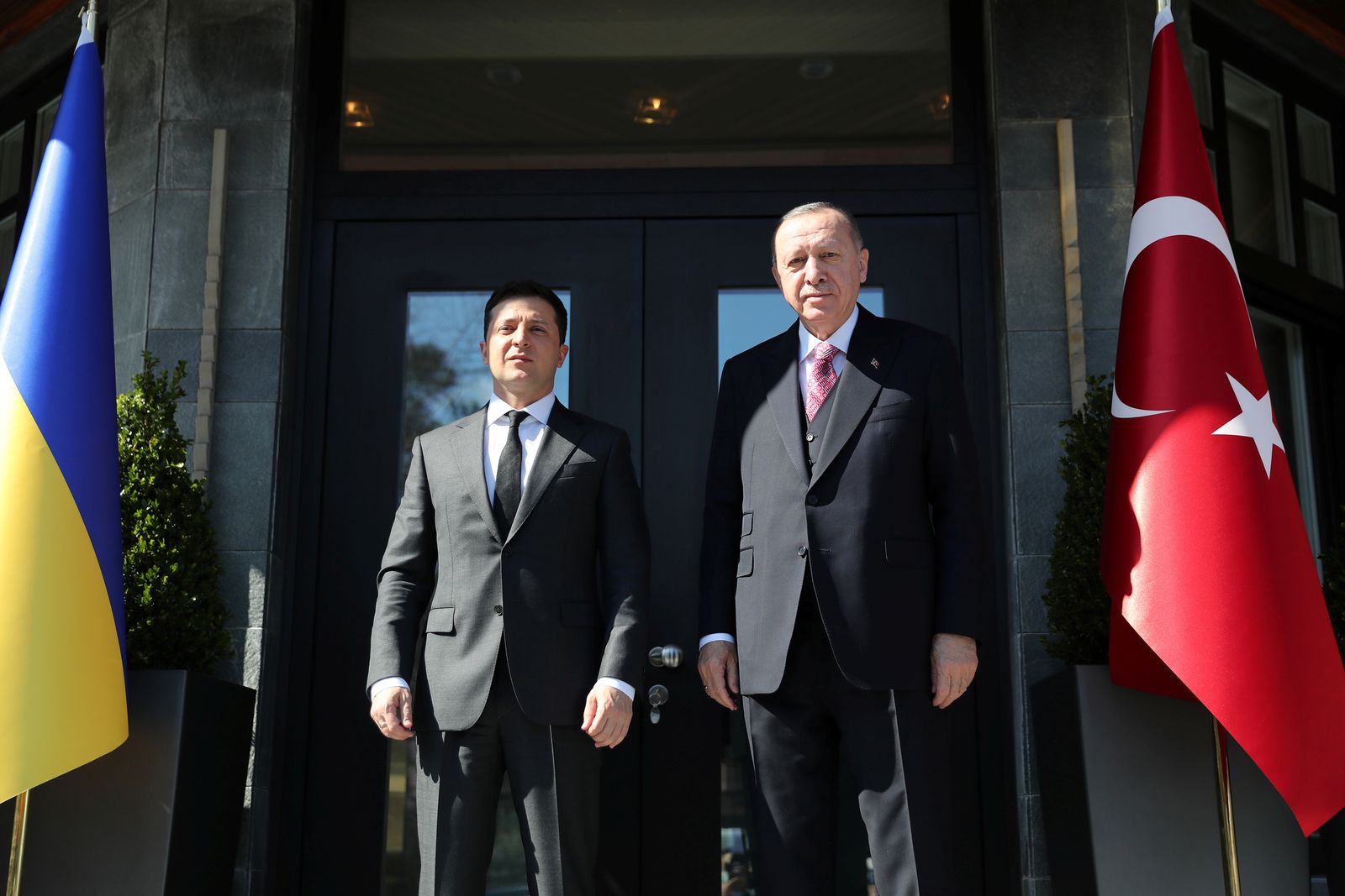 الرئيس التركي رجب طيب أردوغان يستقبل الرئيس الأوكراني فولوديمير زيلينسكي في اسطنبول - 10 أبريل 2021 - REUTERS