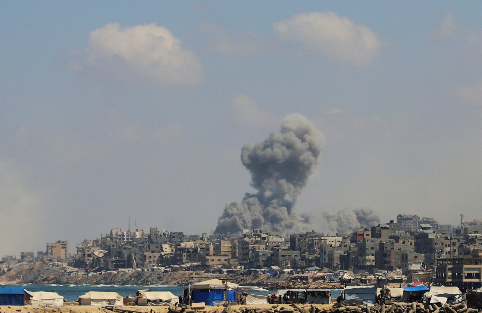 تصاعد الدخان عقب غارات إسرائيلية على مدينة غزة. 18 سبتمبر 2025