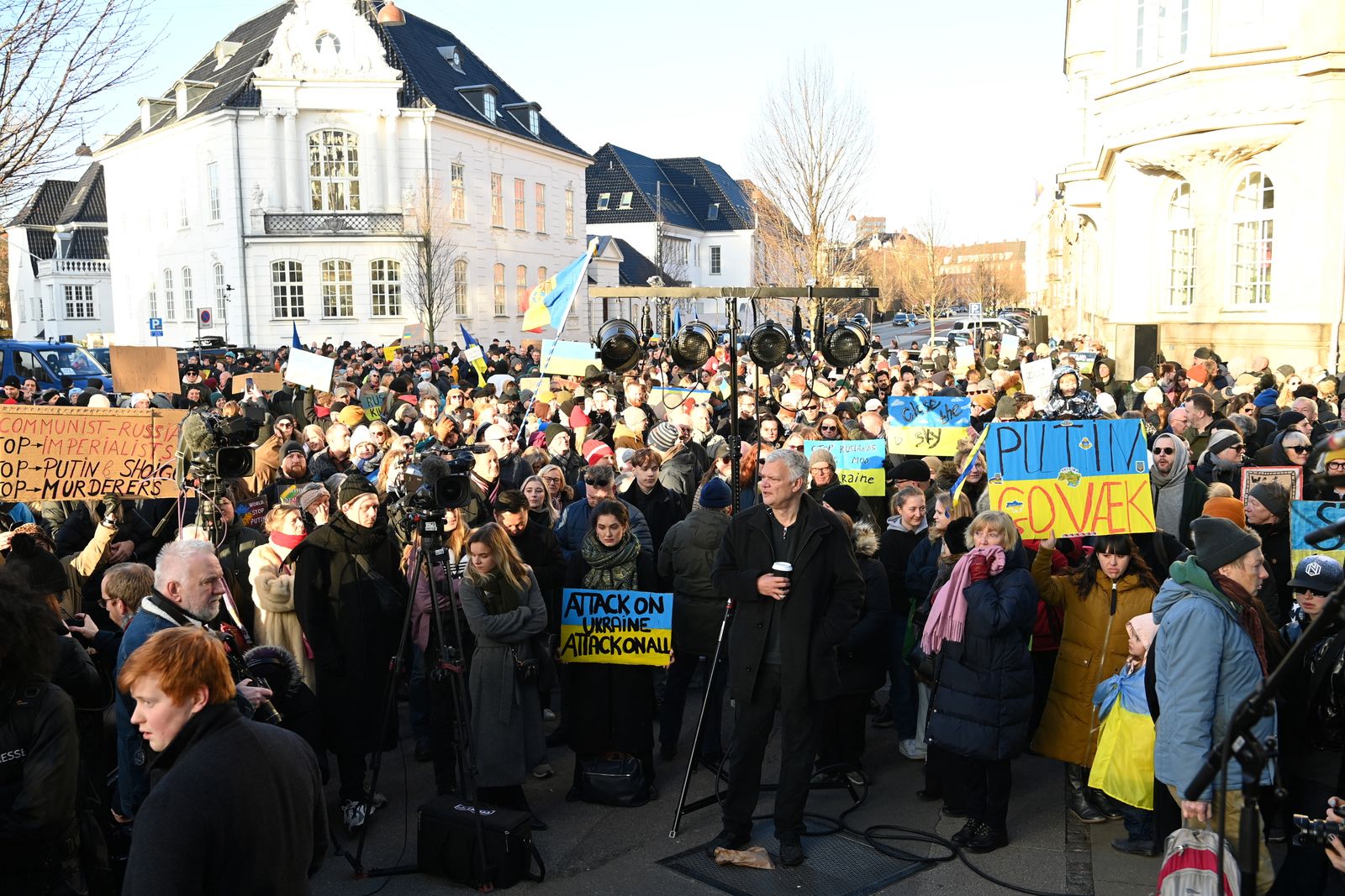 آلاف من المتظاهرين أمام السفارة الروسية في العاصمة الدنماركية كوبنهاغن والرافضين للغزو الروسي لأوكرانيا - 27 فبراير 2022 - via REUTERS