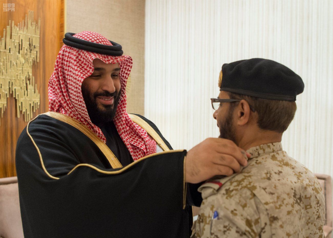 ولي العهد السعودي الأمير محمد بن سلمان أثناء ترقيته للفريق ركن مطلق الأزيمع إلى رتبة فريق  - وكالة الأنباء السعودية