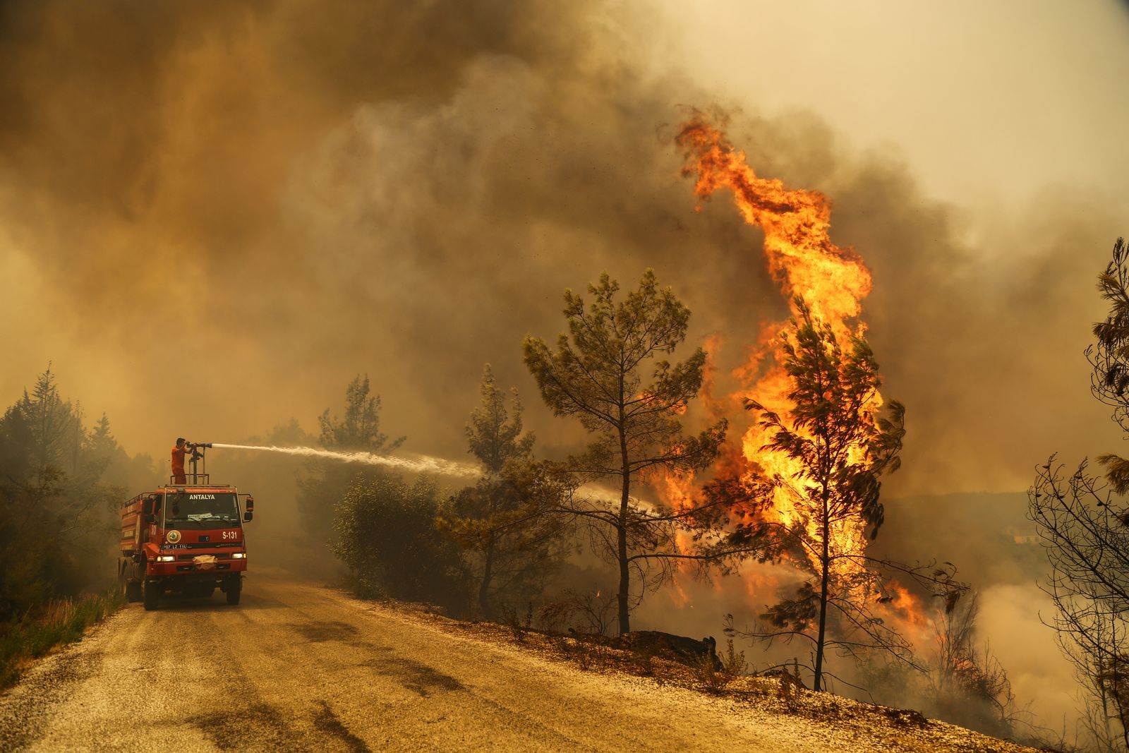 سيارة إطفاء تحاول إخماد حريق في غابات مانفغات بمحافظة أنطاليا جنوبي تركيا، 30 يوليو 2021 - REUTERS