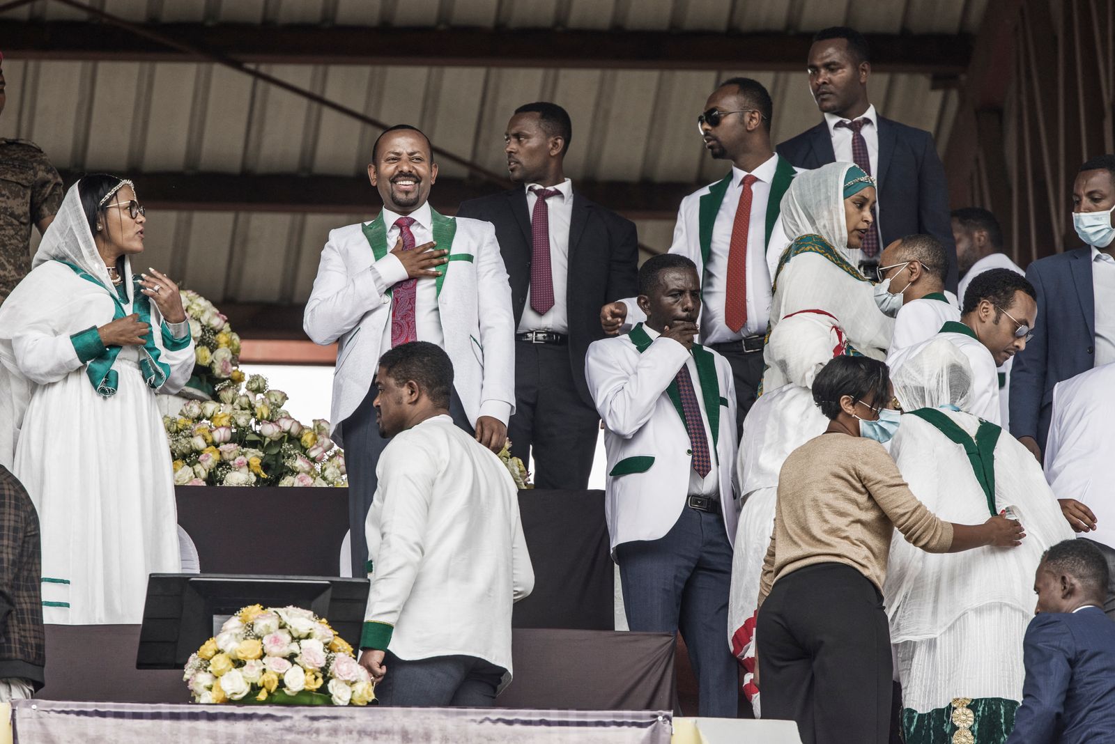 رئيس الوزراء الإثيوبي أبيي أحمد يحيي الجماهير التي حضرت لدعمه في الانتخابات الإثيوبية المرتقبة، 16 يونيو 2021 - AFP