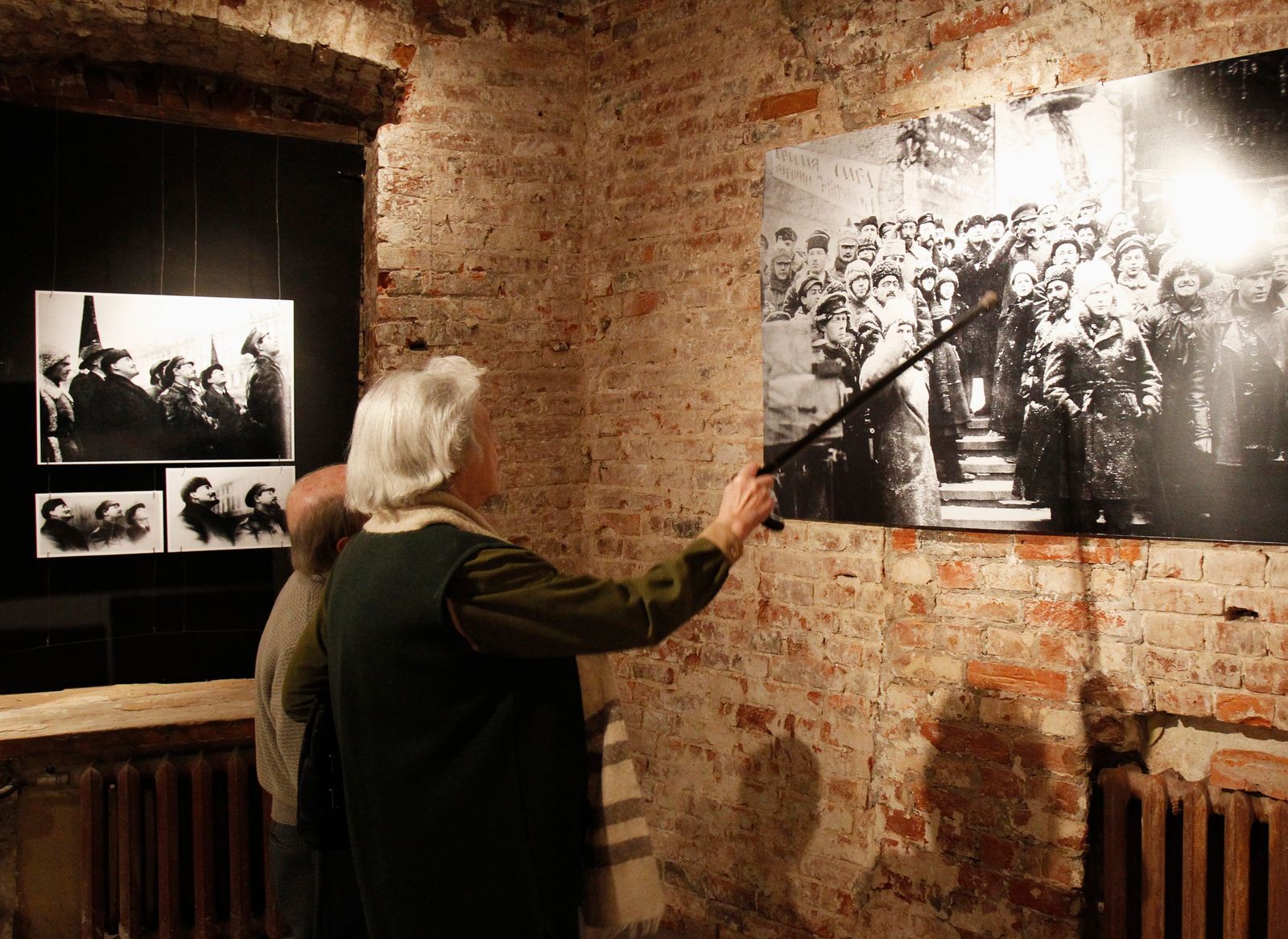 ينظران إلى صورة في متحف رسمي لتاريخ الغولاغ بموسكو - 2 أبريل 2012 - REUTERS