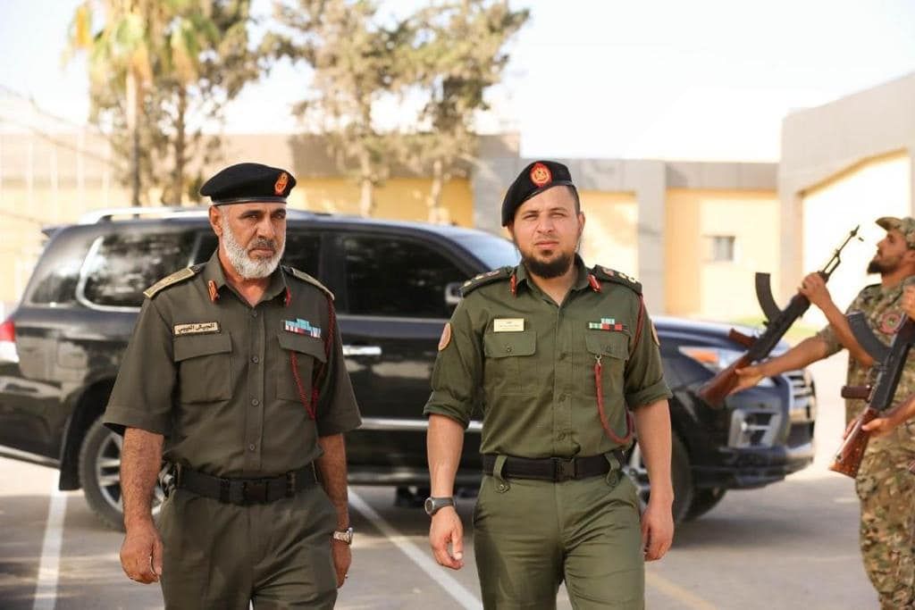 محمود حمزة (يمين) في معسكر التكبالي بمدينة طرابلس قبل حفل تخريج الدّفعة الخامسة من منتسبي اللواء 444 قتال. 23 يوليو 2023 - Facebook/Unit444ly