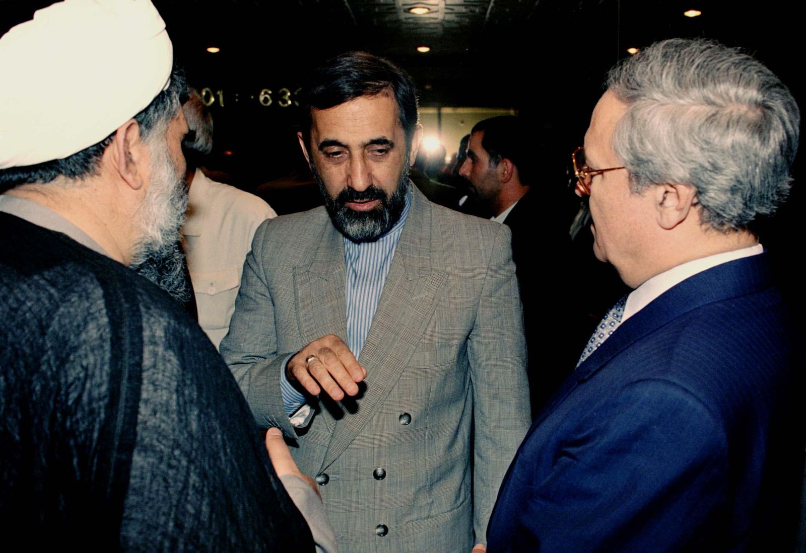 السفير الإيراني السابق حسن أختري (يسار) برفقة وزير الخارجية السوري عبد الحليم الشرع (يمين) ووزير الخارجية الإيراني علي أكبر فلايتي (وسط)، في دمشق عام 1997. - X00374