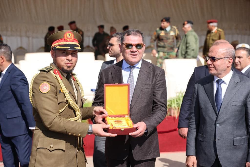 رئيس حكومة الوحدة المقال من البرلمان عبدالحميد الدبيبة (يمين) يكرم محمود حمزة قائد اللواء 444 قتال. 2 فبراير 2023 - Facebook/Unit444ly