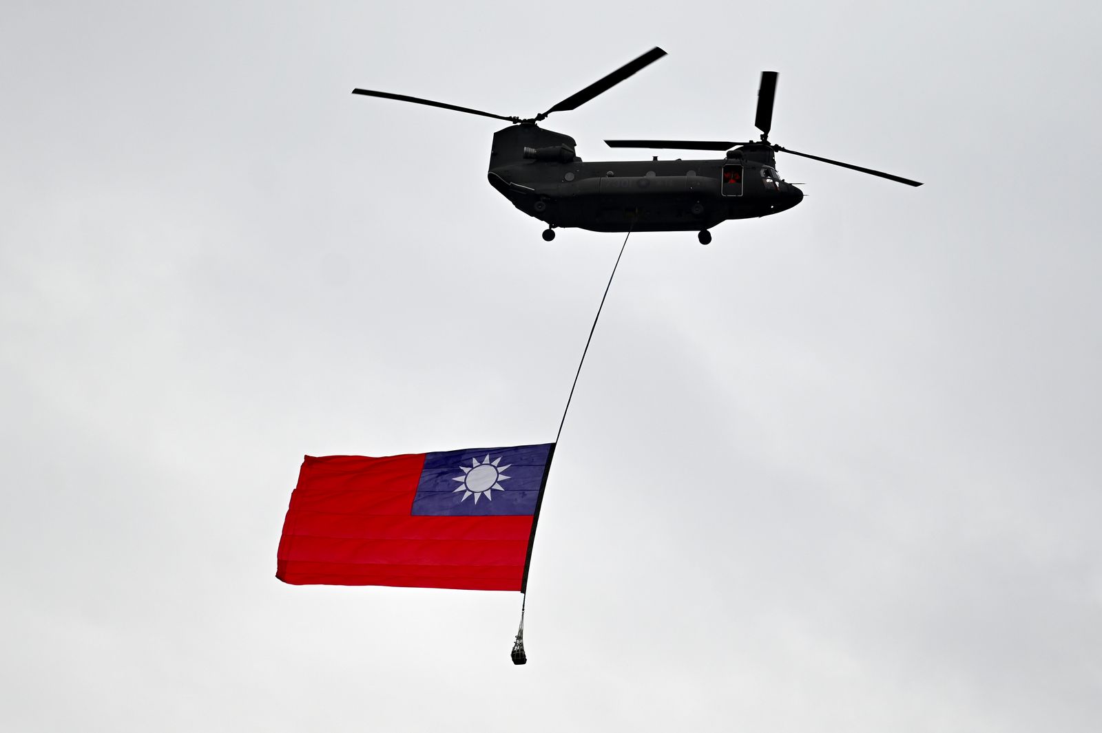 مروحية عسكرية تحمل علم تايوان خلال إحياء عيدها الوطني في تايبه - 10 أكتوبر 2020 - AFP