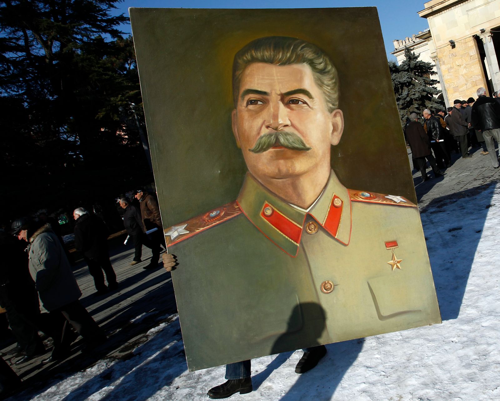 يحمل صورة للزعيم للسوفياتي جوزف ستالين في جورجيا - 21 ديسمبر 2013 - REUTERS