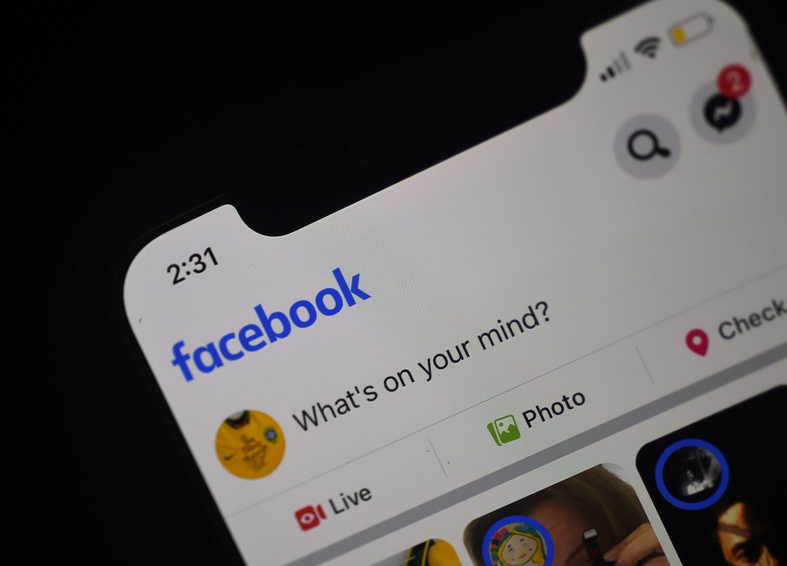 في هذا الرسم التوضيحي للصور ، يتم عرض صفحة موجز Facebook على هاتف ذكي في 25 مارس 2020 في WArlington ، فيرجينيا. (تصوير أوليفييه دوليري / وكالة الصحافة الفرنسية) - AFP