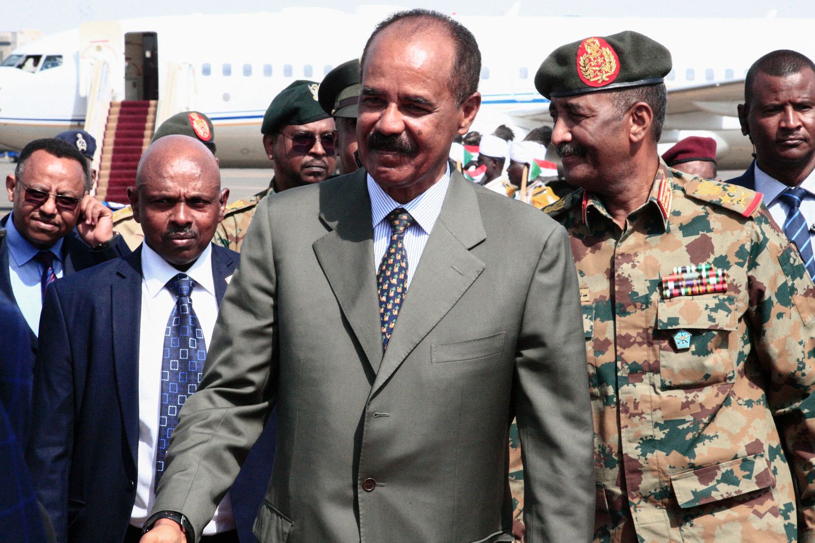 الرئيس الإريتري أسياس أفورقي لدى وصوله إلى مطار الخرطوم. - AFP