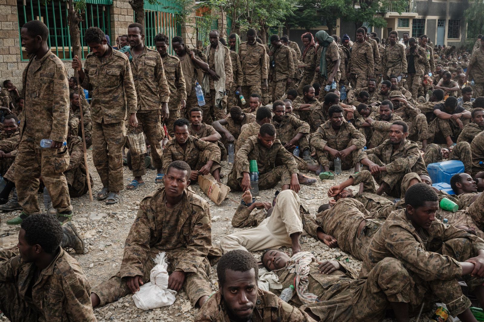جنود إثيوبيون أسرتهم قوات تيغراي في ميكيلي - 2 يوليو 2021 - AFP