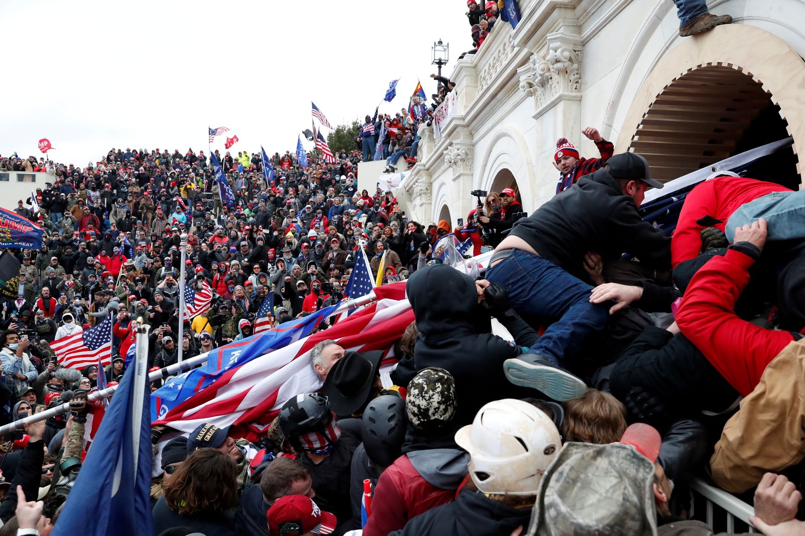 عدد من أنصار الرئيس الأميركي دونالد ترمب خلال مظاهراتهم داخل حرم مبنى الكونغرس - REUTERS