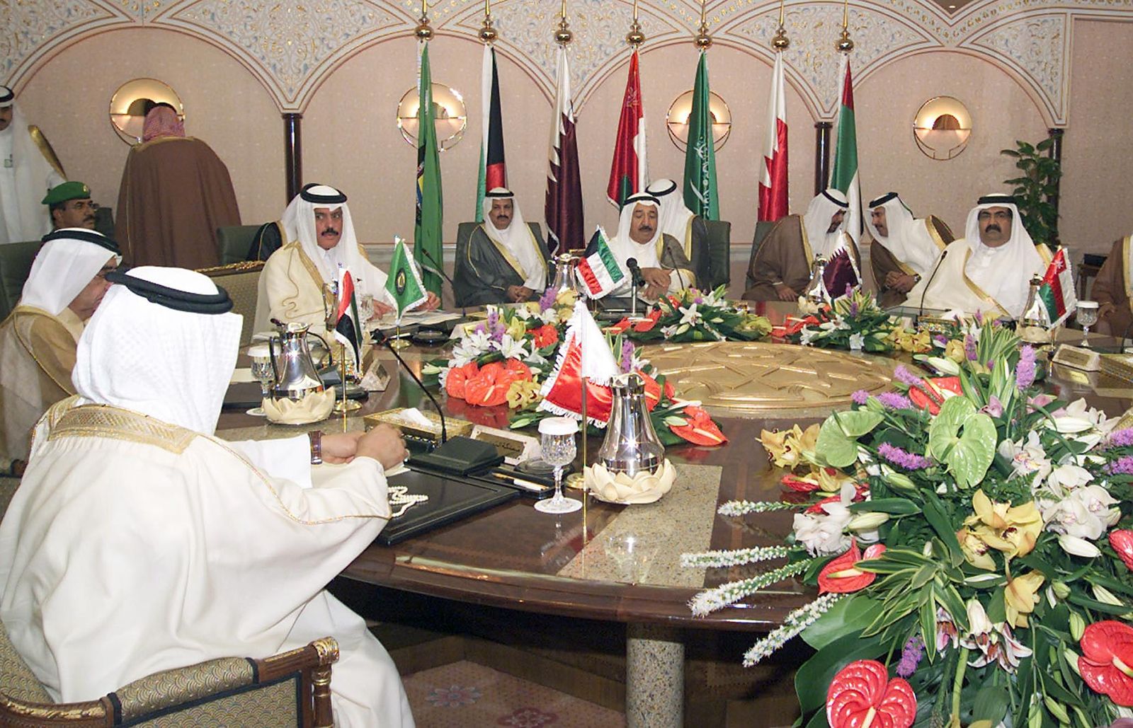 أمير قطر السابق الشيخ حمد بن خليفة آل ثاني (يمين)، رئيس الوزراء الكويتي آنذاك الشيخ صباح الأحمد الصباح، رئيس مجلس التعاون الخليجي السابق عبد الرحمن العطية، نائب رئيس دولة الإمارات آنذاك مكتوم بن راشد آل مكتوم، وملك البحرين حمد بن عيسى آل خليفة في اجتماع مجلس التعاون الخليجي في جدة، 16 مايو 2004 - AFP