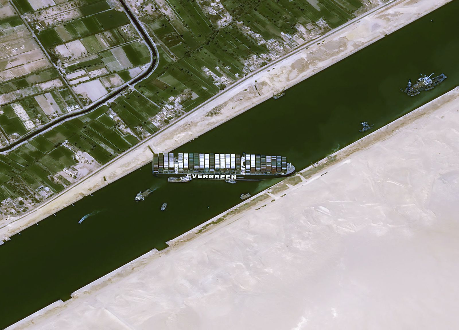 صورة جوية تُظهر سفينة الحاويات التايوانية جانحة في ممر قناة السويس البحري - AFP