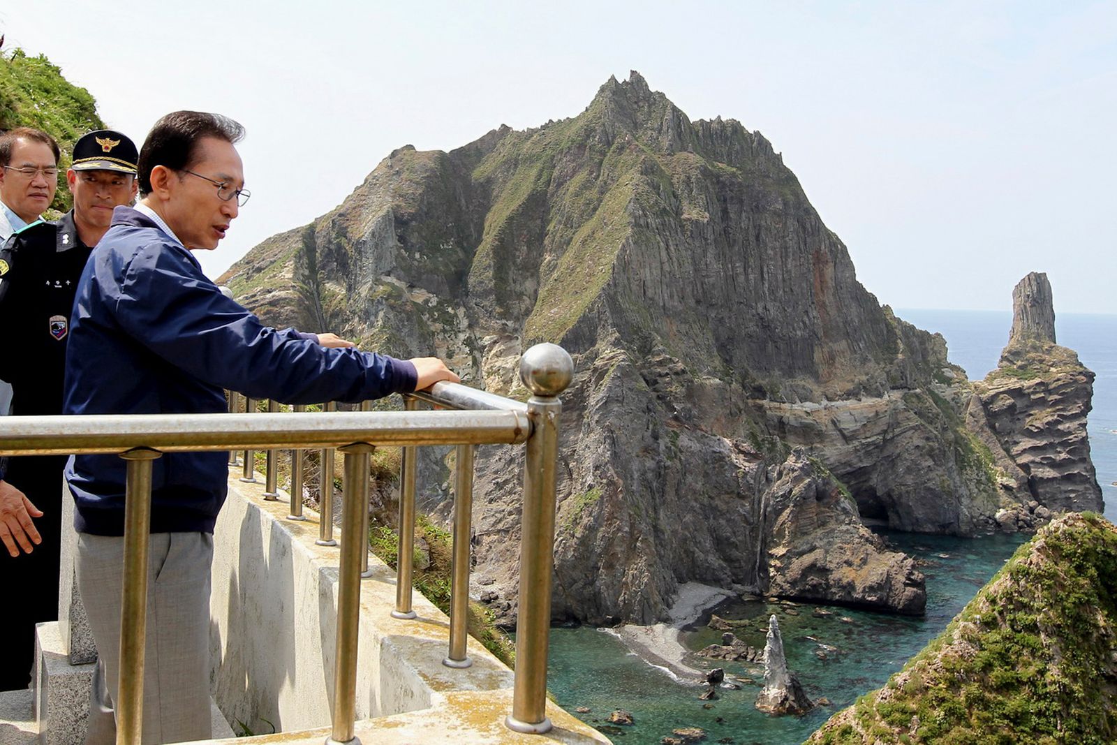 الرئيس الكوري الجنوبي السابق لي ميونغ باك أثناء زيارة لجزر 