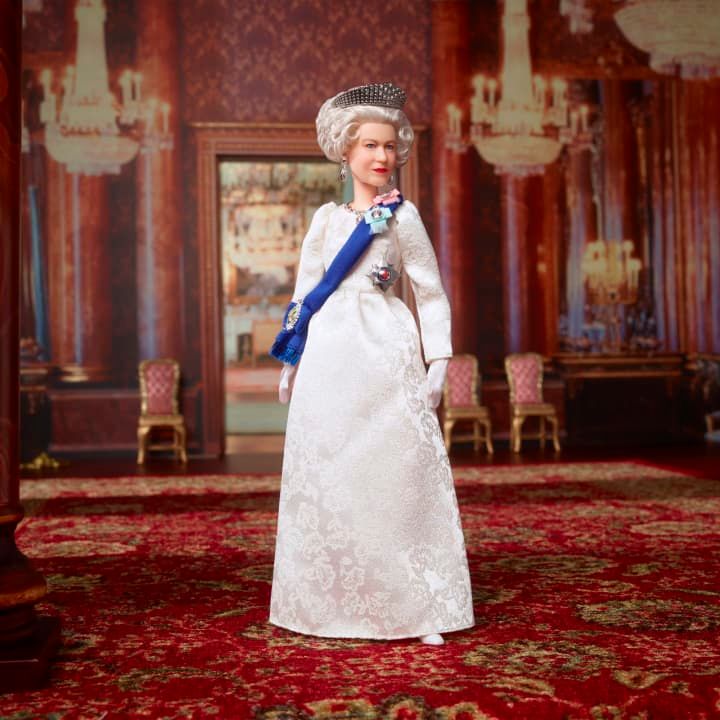 دمية باربي الملكة إليزابيث الثانية - Mattel.com