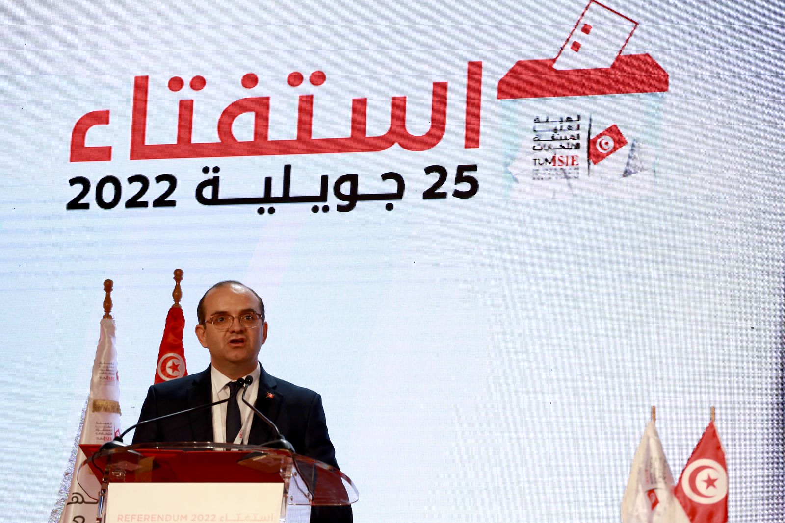 رئيس الهيئة العليا المستقلة للانتخابات في تونس فاروق بوعسكر خلال الإعلان عن النتائج النهائية للاستفتاء على مسودة الدستور الجديد، تونس، 26 يوليو 2022 - AFP