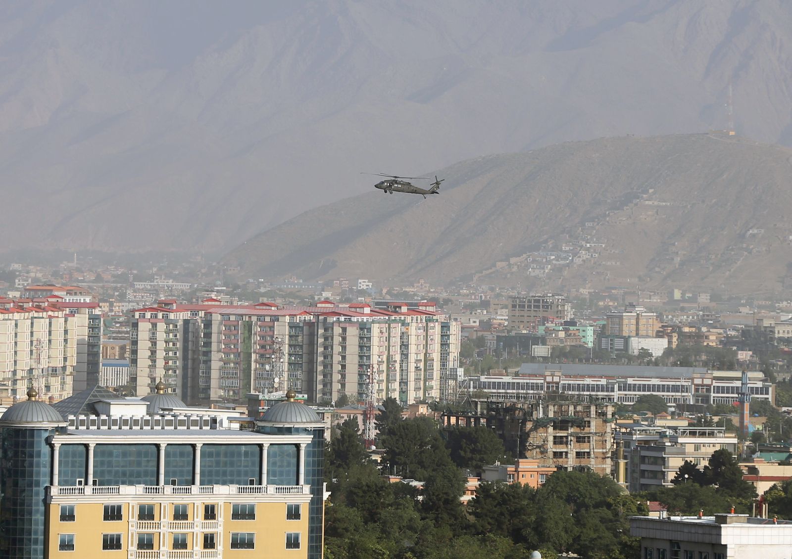 مروحية تابعة لحلف شمال الأطلسي تحلق فوق مدينة كابول بأفغانستان، 29 يونيو 2020 - REUTERS