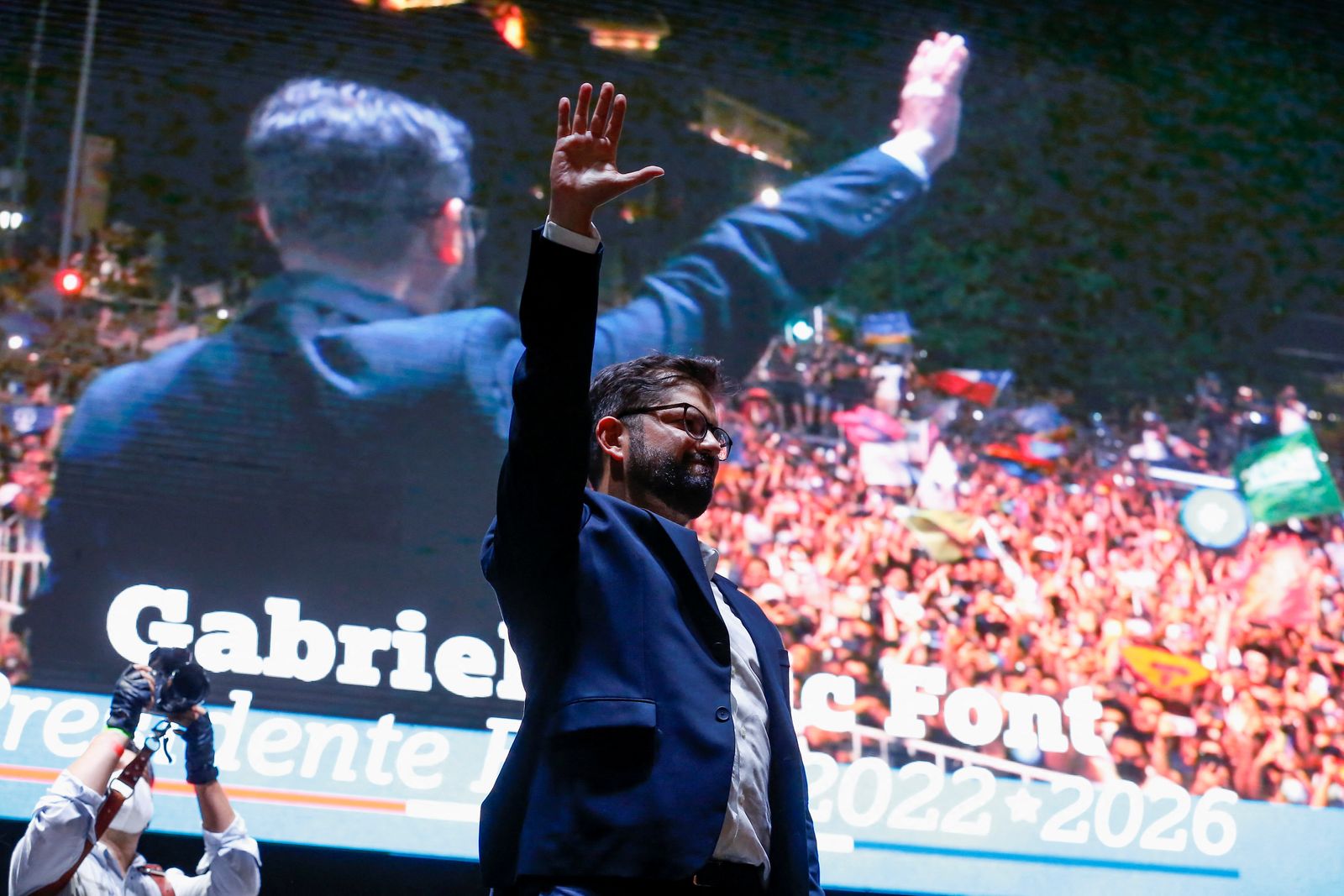 الرئيس التشيلي المنتخب جابرييل بوريك يشير خلال احتفاله مع مؤيديه بعد فوزه في الانتخابات الرئاسية، تشيلي، 19 ديسمبر 2021. - REUTERS