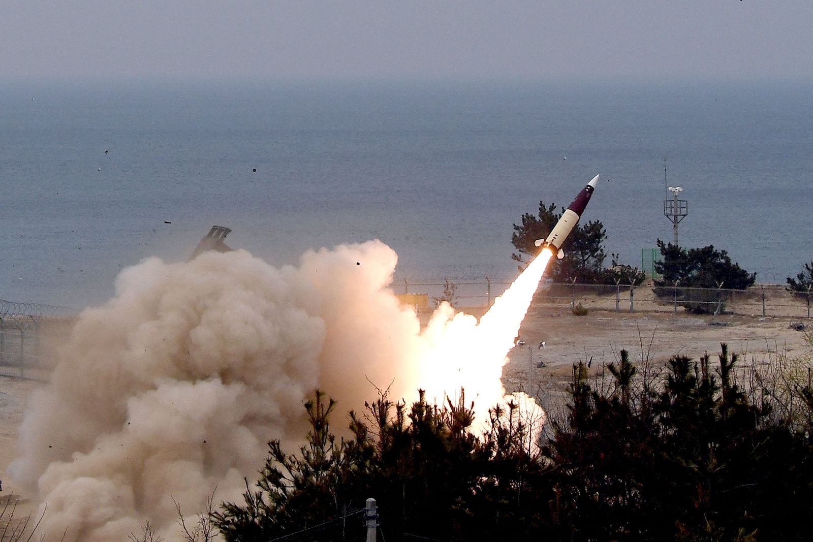 الجيش الكوري الجنوبي يطلق قذيفة من نظام ATACMS الصاروخي من موقع لم يكشف عنه حول البحر الشرقي (بحر اليابان). 24 مارس 2022 - AFP
