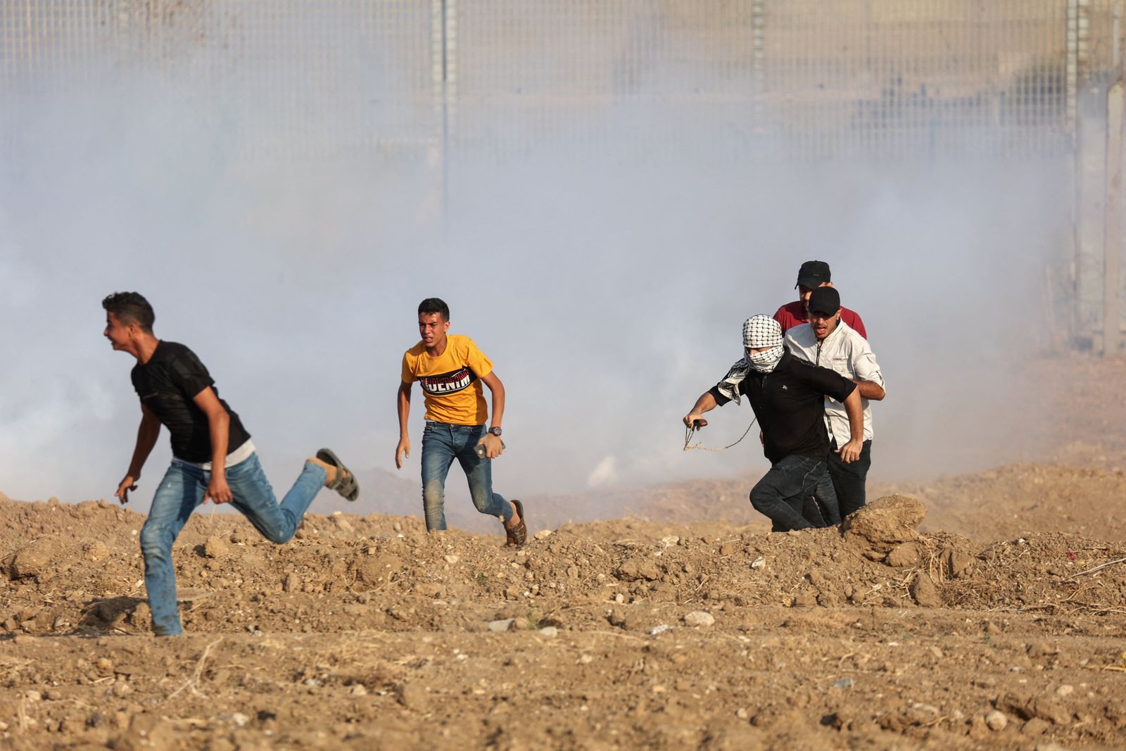 جانب من المواجهات بين متظاهرين فلسطينيين في قطاع غزة والقوات الإسرائيلية - 21 أغسطس 2021 - AFP