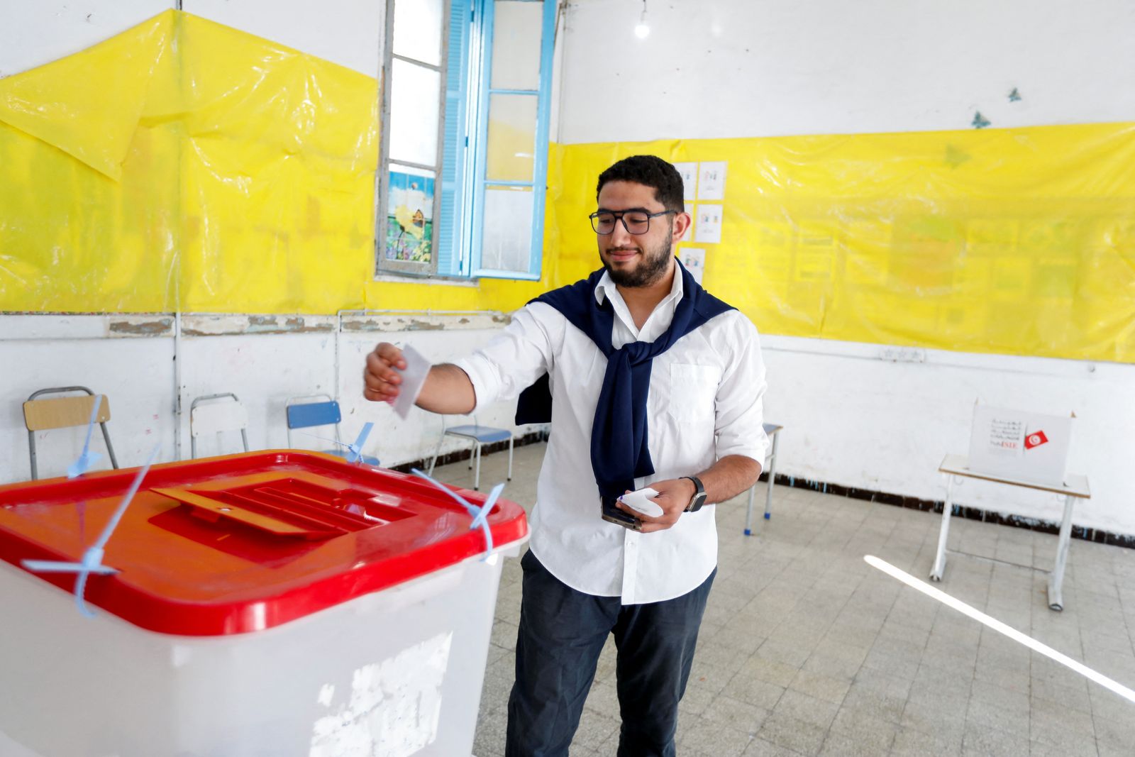 A voter casts his ballot at a polling station during the presidential election in Tunis, Tunisia October 6, 2024. REUTERS/Zoubeir Souissi