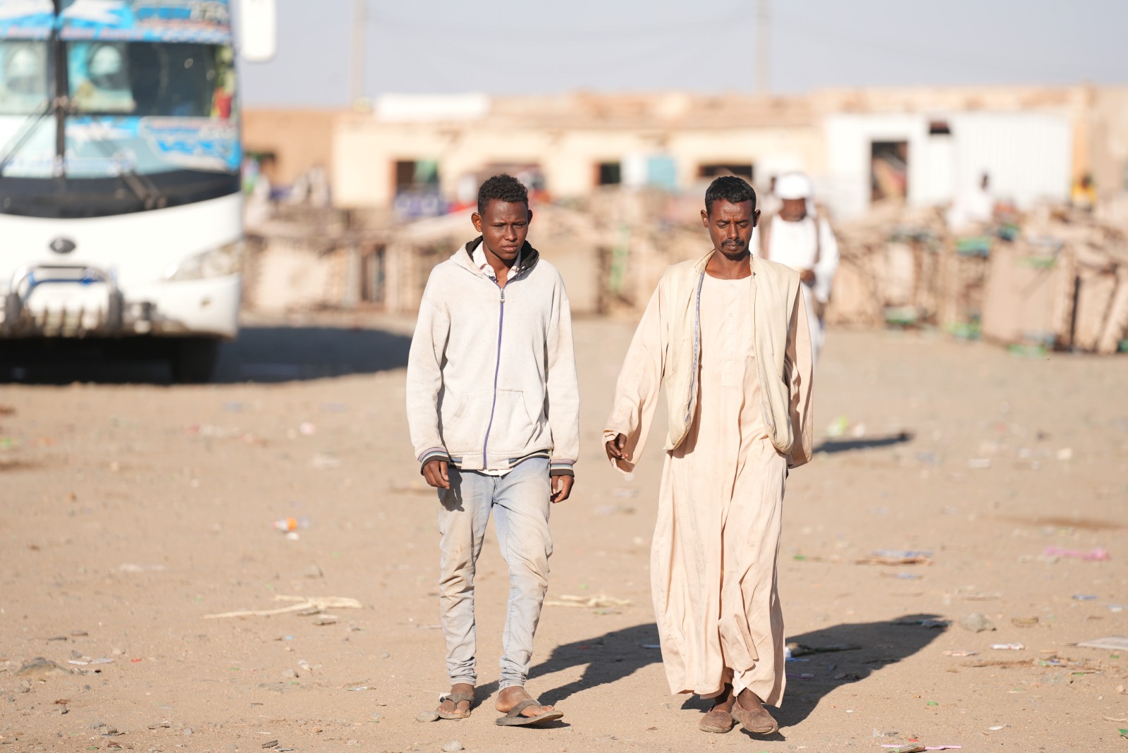 شباب يسيرون في بلدة هيا بولاية البحر الأحمر، السودان في 25 ديسمبر