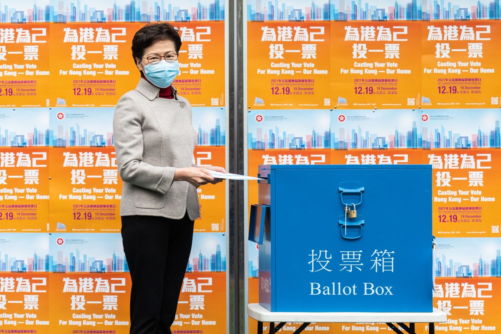 الرئيسة التنفيذية لهونج كونج كاري لام تدلي بصوتها في الانتخابات - 19 ديسمبر 2021 - Bloomberg