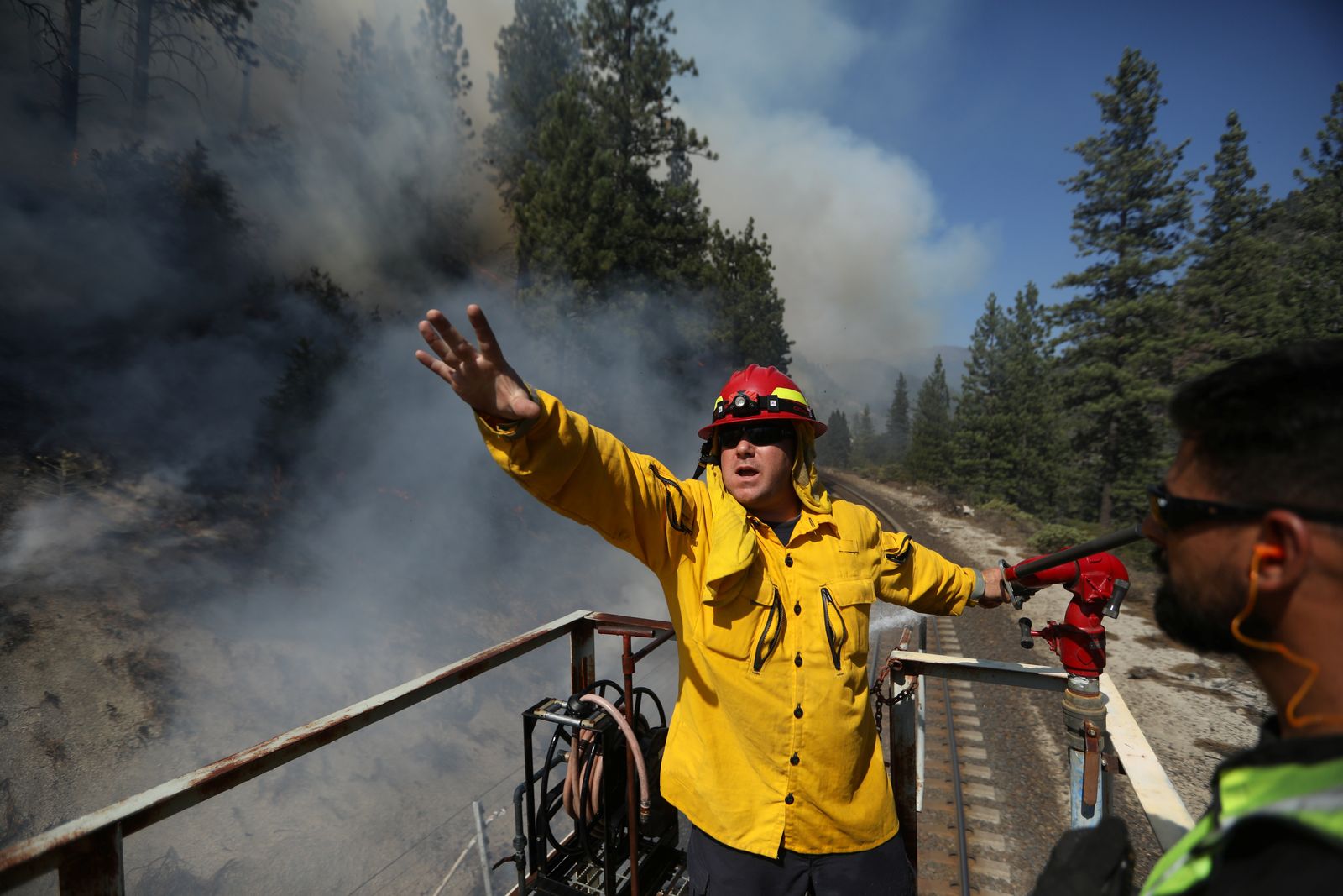 حريق ديكسي في غابة بلوماس الوطنية بولاية كاليفورنيا - 18 يوليو 2021 - REUTERS
