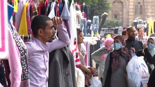 سوق للملابس الجاهزة والمستعملة في القاهرة