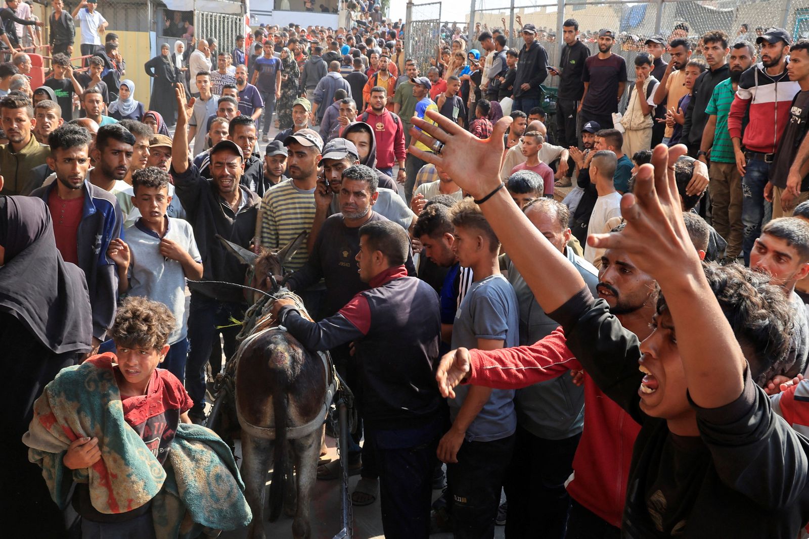 People react as Palestinian casualties, who were waiting to receive aid, are brought into Nasser hospital following an Israeli strike, according to the Gaza Health Ministry, in Khan Younis, southern Gaza, June 17, 2025. REUTERS/Hatem Khaled