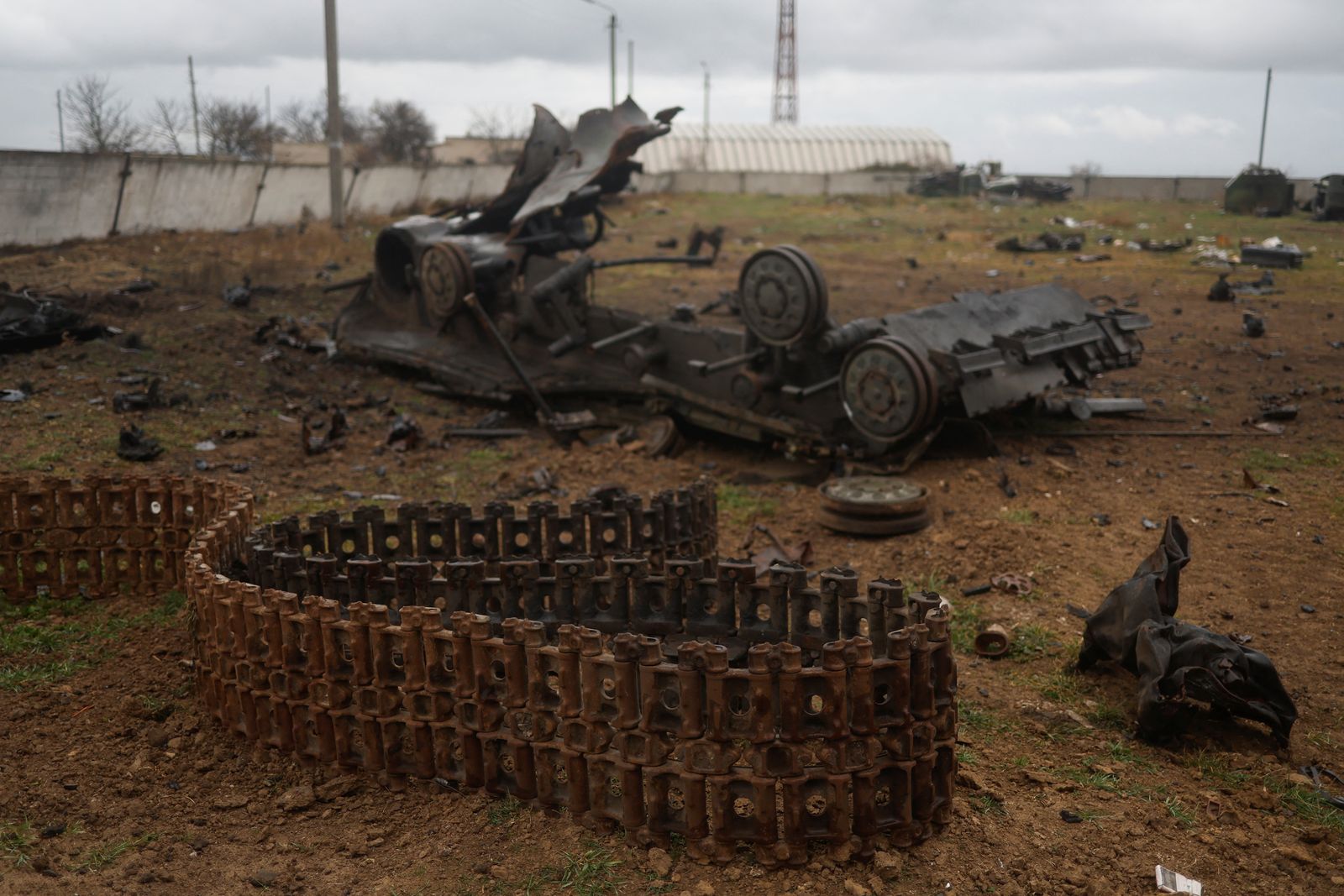 دبابة روسية مدمرة في خيرسون بأوكرانيا، 16 ديسمبر 2022 - REUTERS