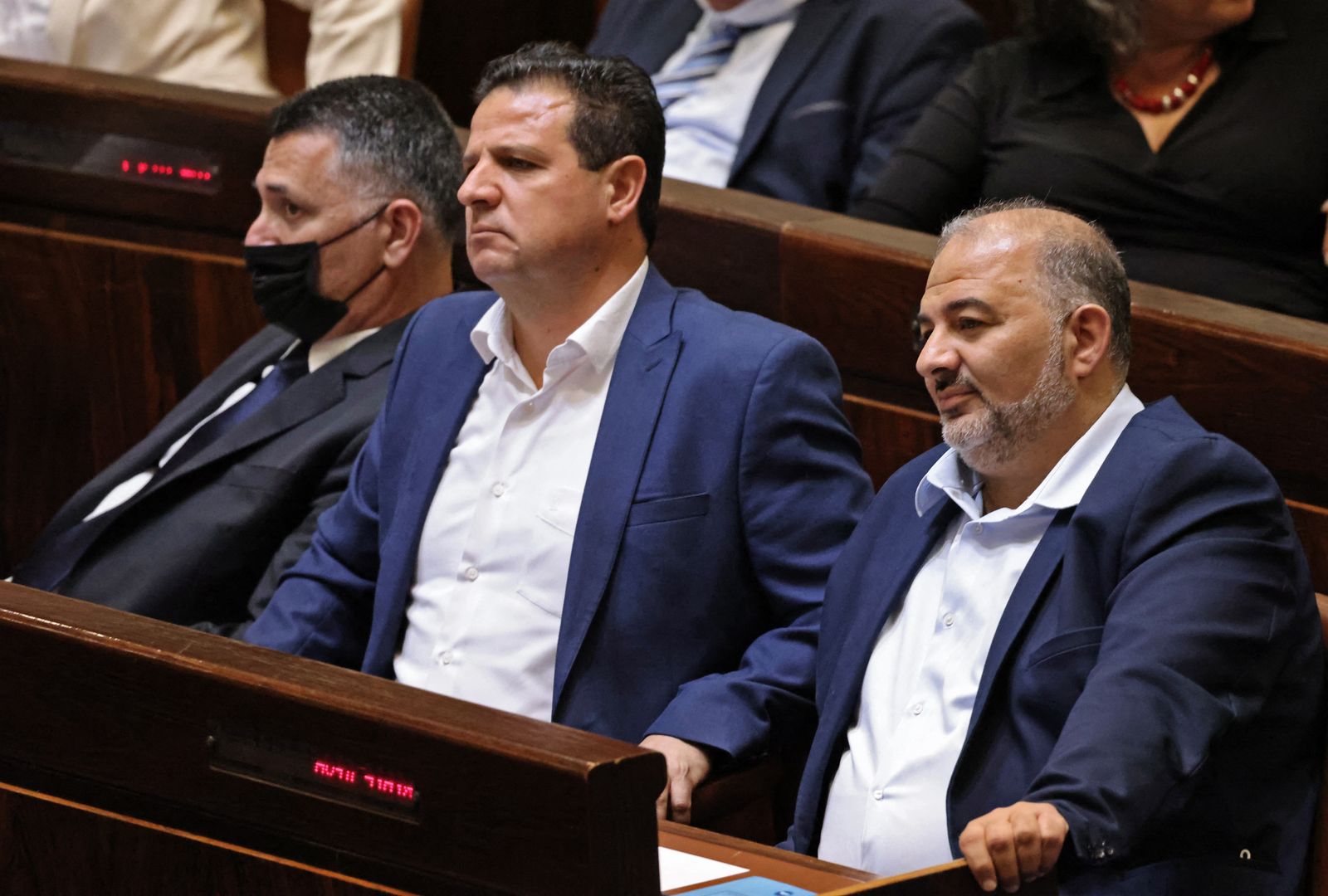 زعيم القائمة العربية الموحدة عباس منصور، وزعيم القائمة العربية المشتركة أيمن عودة خلال حضورهما جلسة للكنيست في القدس، 13 يونيو 2021 - AFP