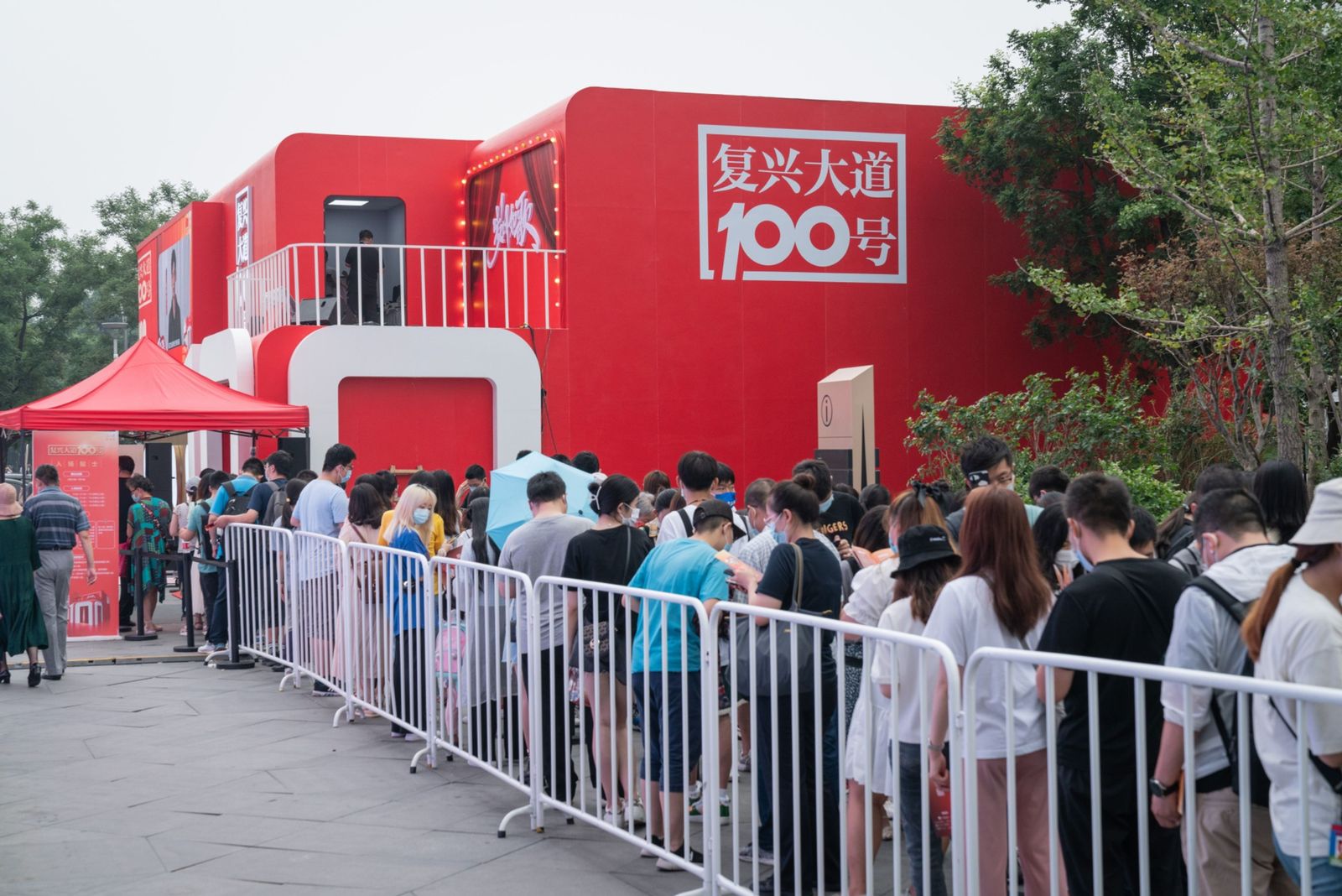 طابور لزوار معرض مؤقت في بكين إحياءً للذكرى المئوية لتأسيس الحزب الشيوعي - 25 يونيو 2021 - Bloomberg