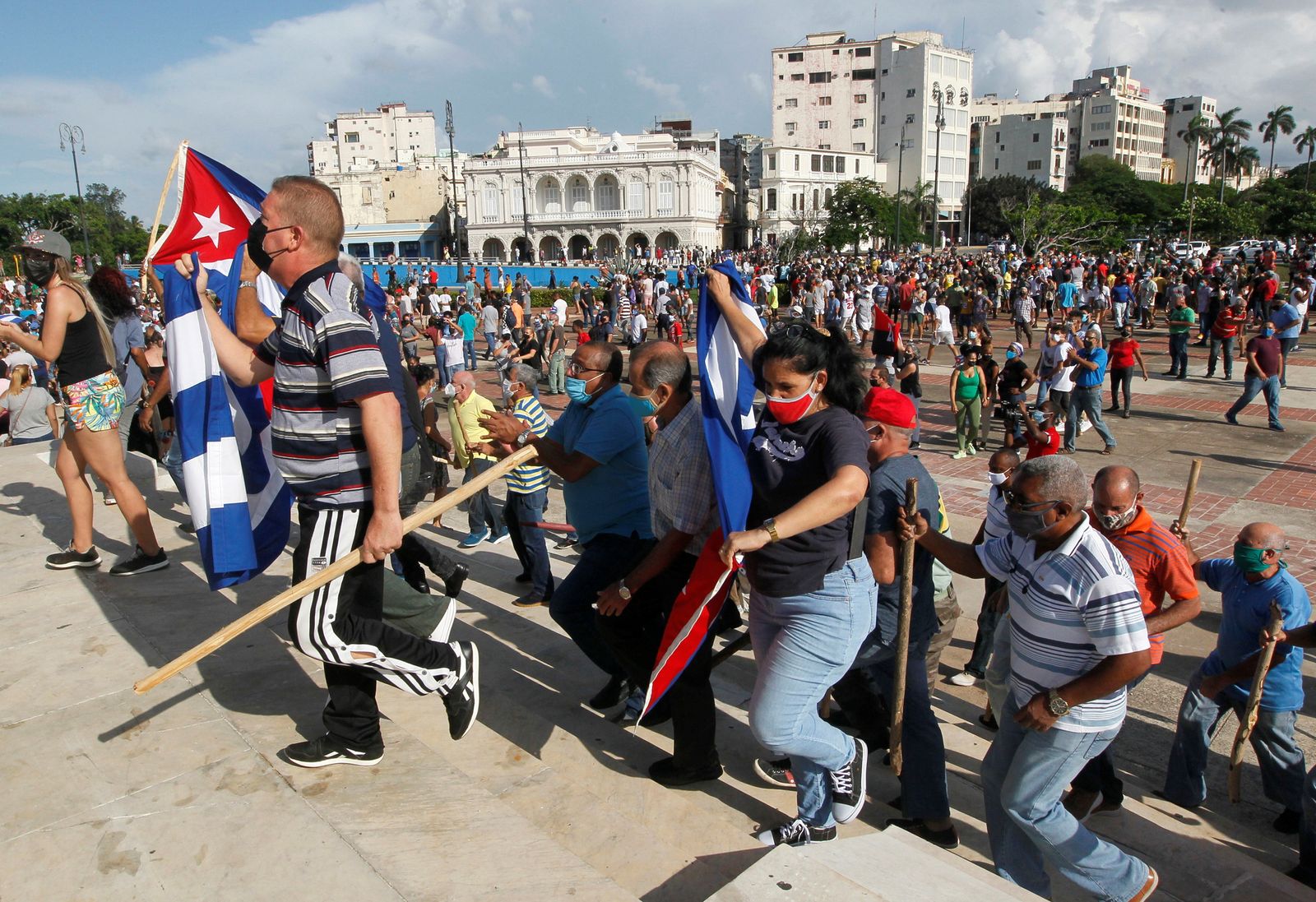 أنصار الرئيس يسيرون خلال الاحتجاجات الداعمة للحكومة في هافانا -11 يوليو 2021 - REUTERS