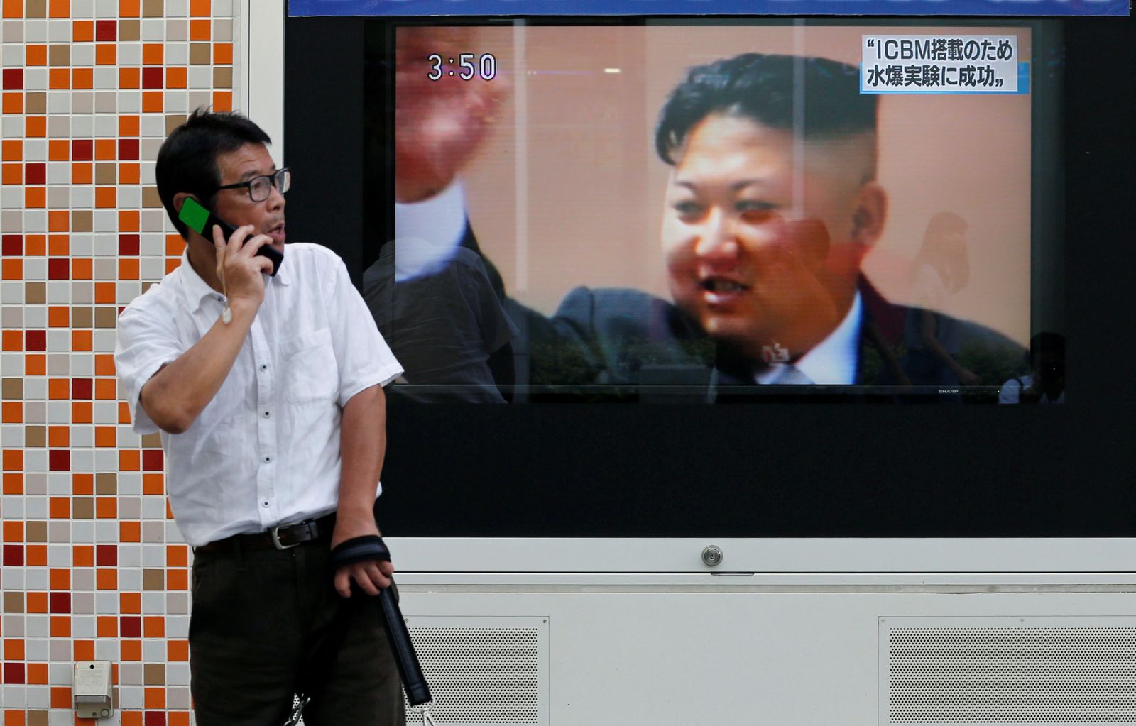 شاشة في العاصمة اليابانية طوكيو تعرض تغطية عن التجربة النووية في كوريا الشمالية- 3 سبتمبر 2017 - REUTERS