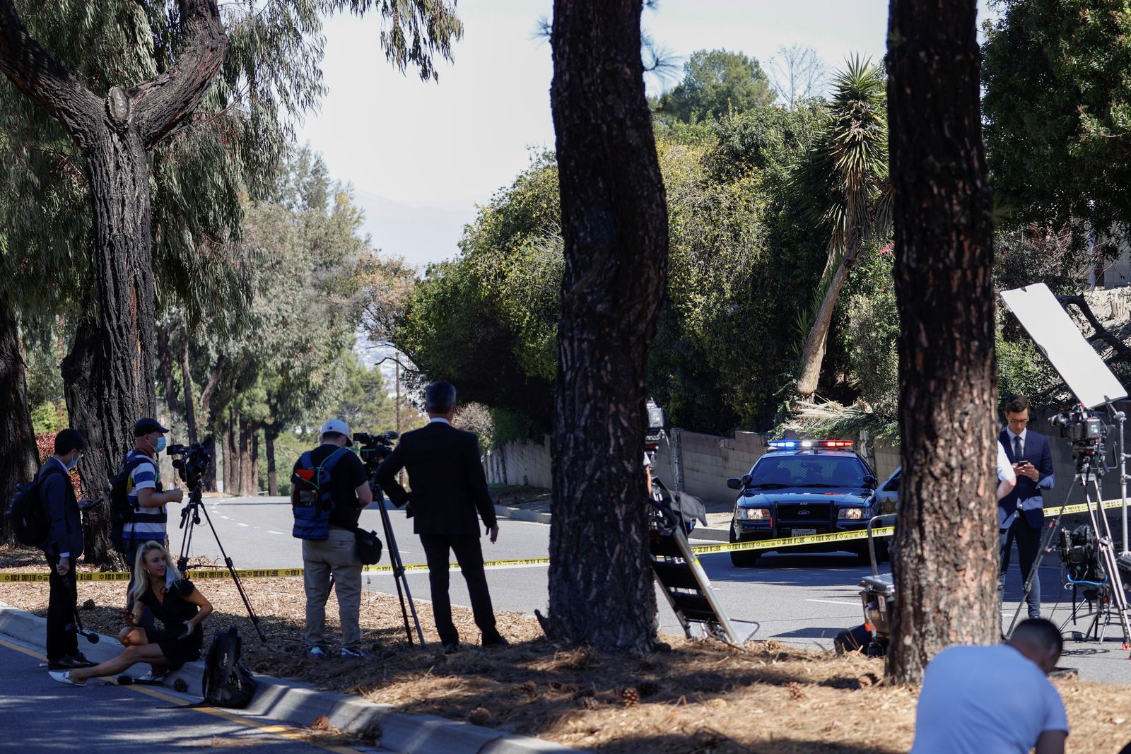 صحافيون وشرطيون يتجمعون في محيط الحادث - REUTERS