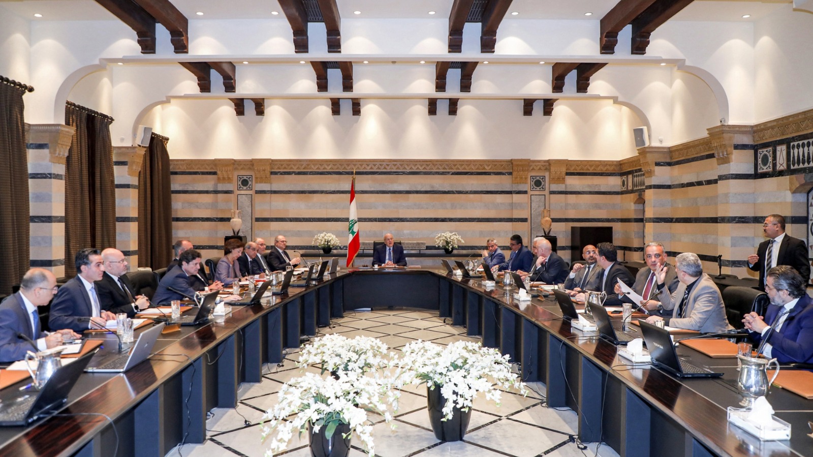 رئيس الحكومة اللبنانية نجيب ميقاتي مترئساً جلسة لمجلس الوزراء في 5 ديسمبر 2022