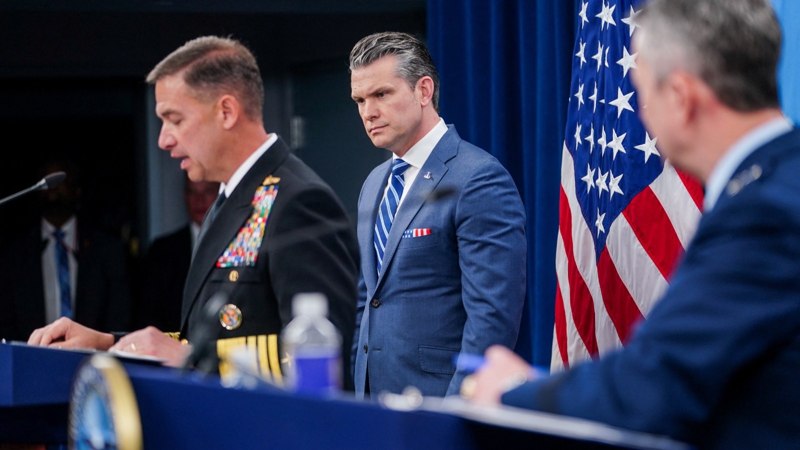 بحضور هيجسيث وكين.. قائد CENTCOM يطلع ترمب على خيارات ضرب إيران